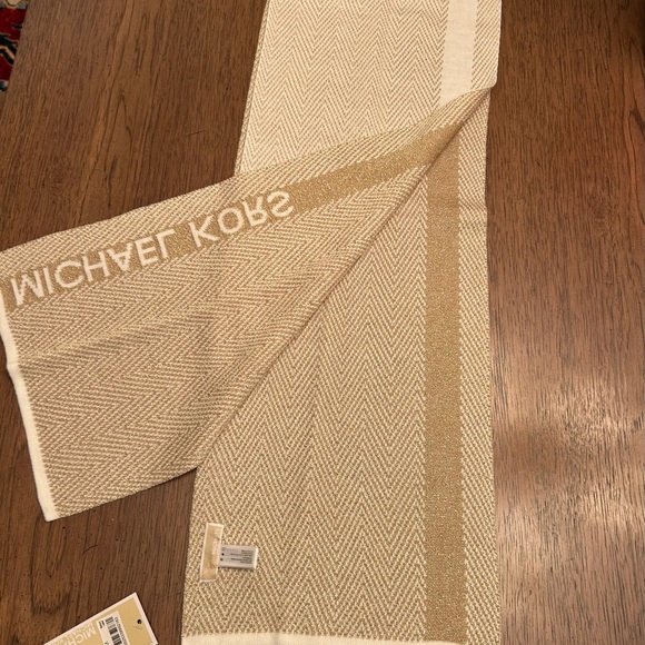 Beautiful Beige with Metallic Gold Michael Kors Chevron Reversible Scarf - Picture 5 of 7